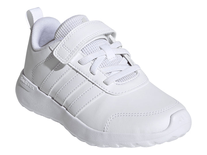 Tenis Adidas blancos para niño con correa de velcro y agujetas sobre fondo blanco.