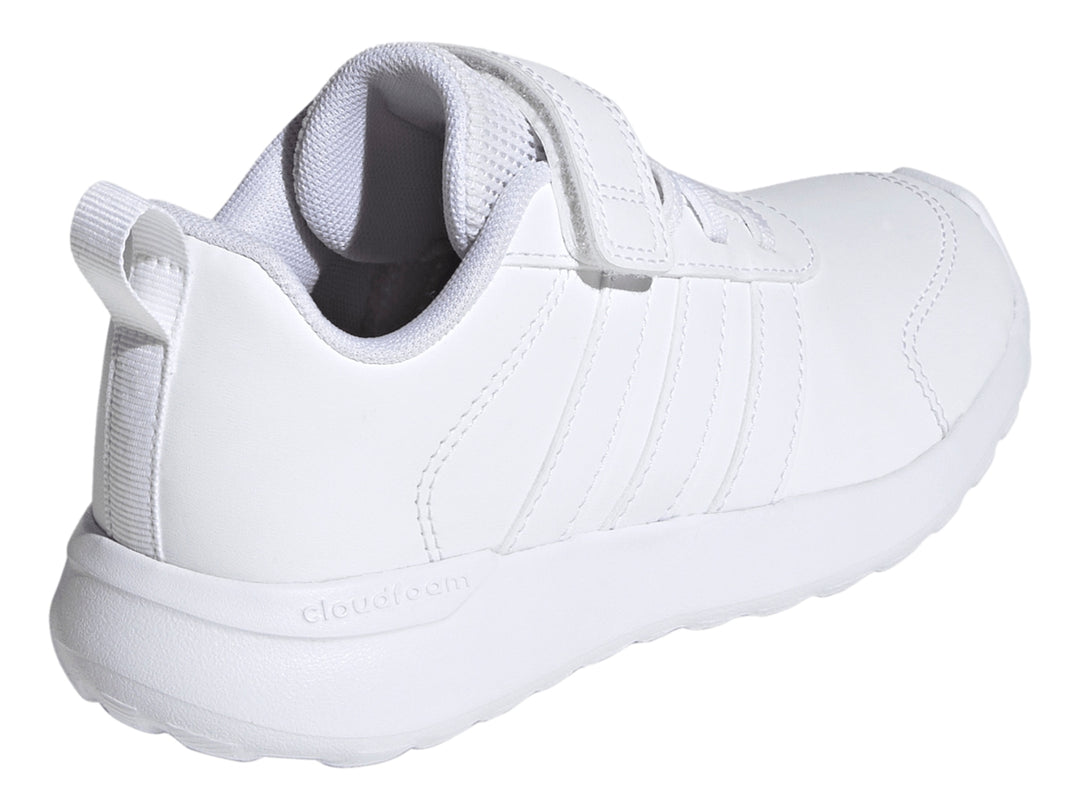 Tenis Adidas blancos para niño con correa de velcro y agujetas sobre fondo blanco.