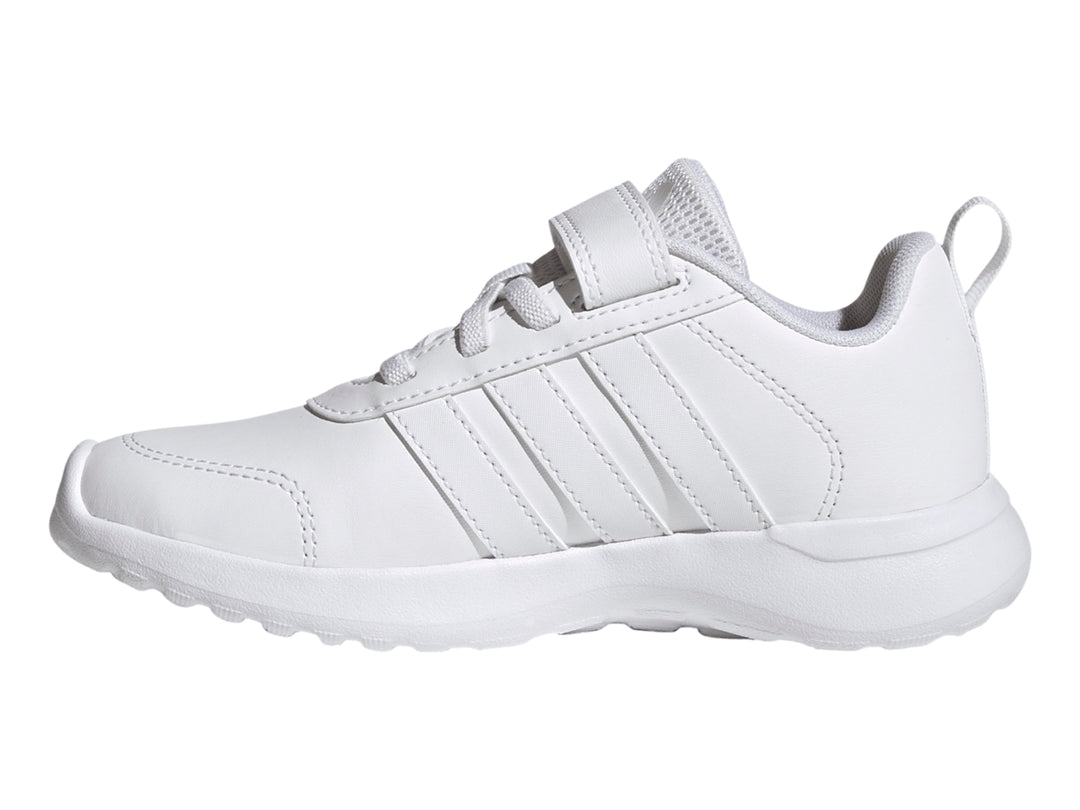 Tenis Adidas blancos para niño con correa de velcro y agujetas sobre fondo blanco.