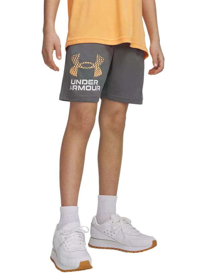 Shorts deportivos color gris para niño de la marca Under Armour con logotipo en el frente.