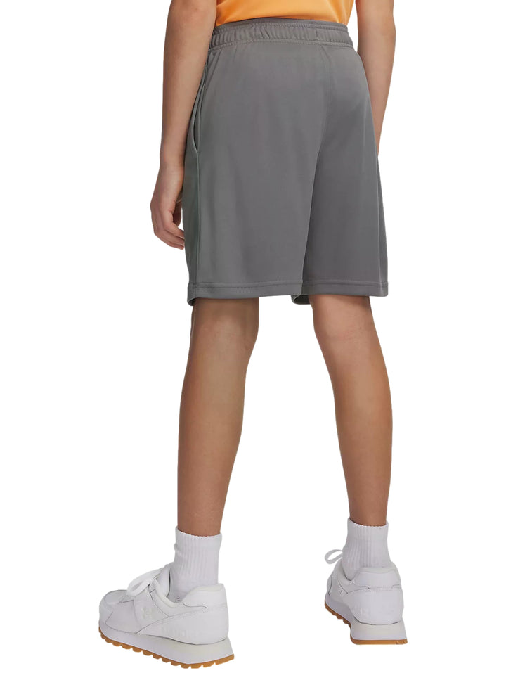 Shorts deportivos color gris para niño de la marca Under Armour con logotipo en el frente.