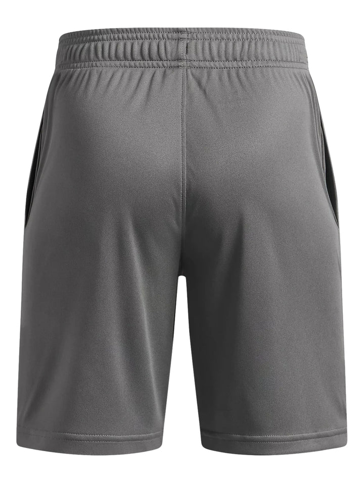 Shorts deportivos color gris para niño de la marca Under Armour con logotipo en el frente.