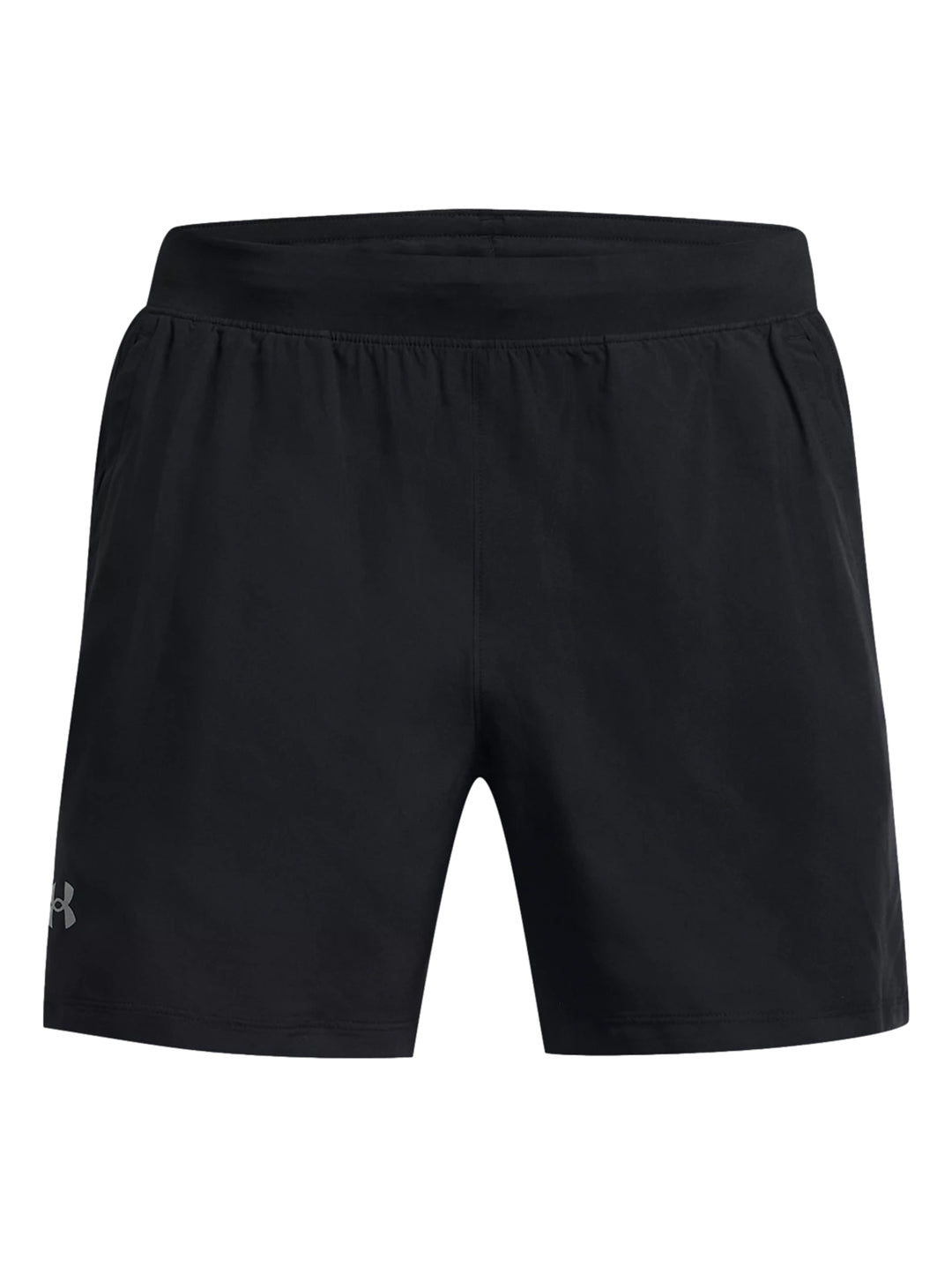 Hombre vistiendo shorts deportivos negros Under Armour, camiseta roja y calzado deportivo blanco con rojo.
