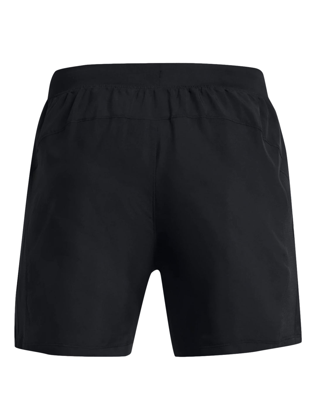 Hombre vistiendo shorts deportivos negros Under Armour, camiseta roja y calzado deportivo blanco con rojo.
