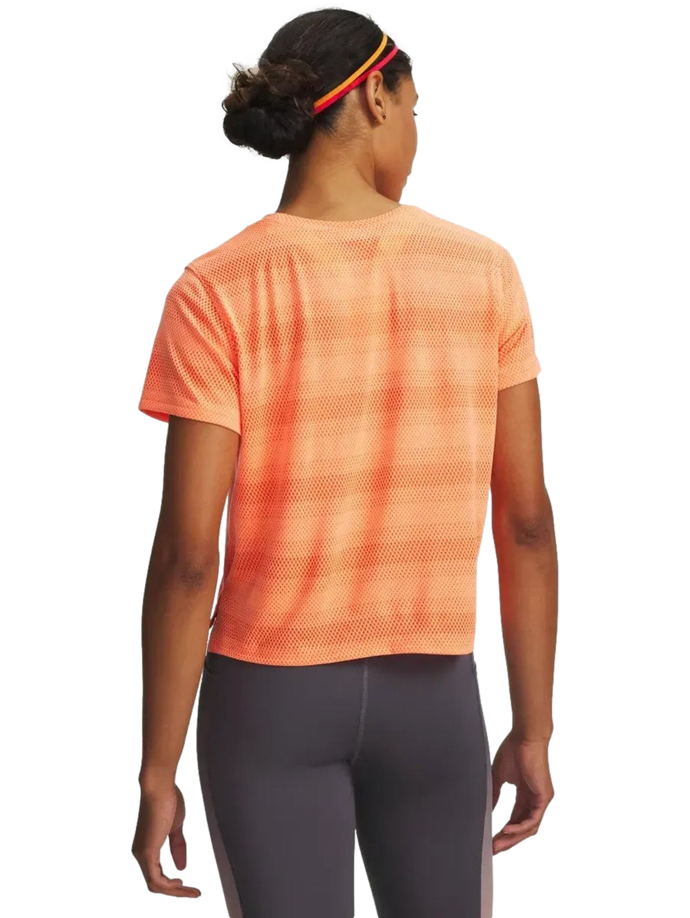 Mujer vistiendo playera deportiva naranja de manga corta marca Under Armour.