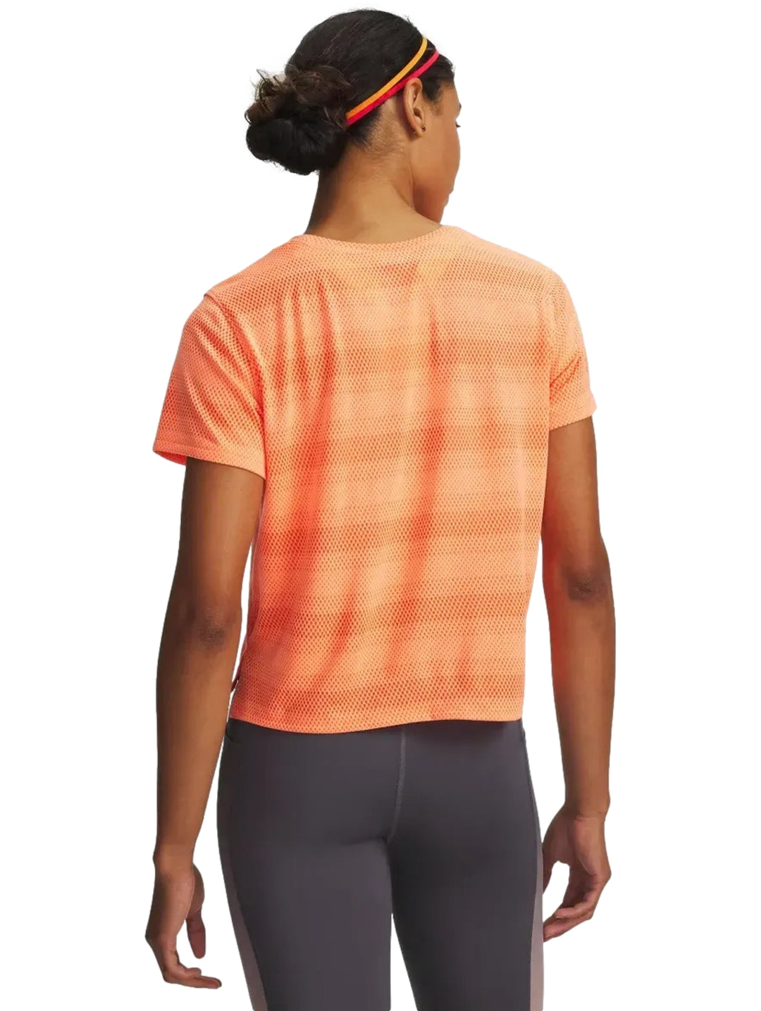 Mujer vistiendo playera deportiva naranja de manga corta marca Under Armour.
