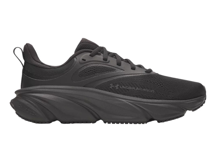 Tenis deportivos Under Armour UA Rogue 6 en color negro para hombre, vista lateral.
