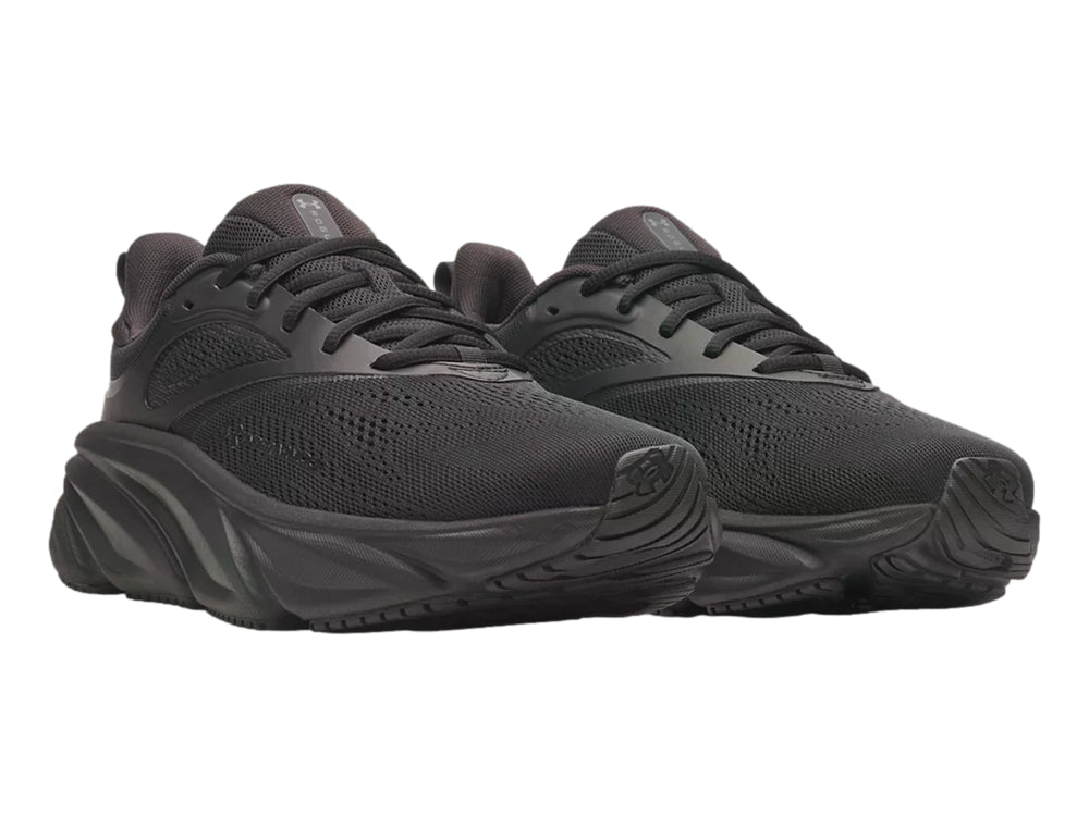 Tenis deportivos Under Armour UA Rogue 6 en color negro para hombre, vista lateral.