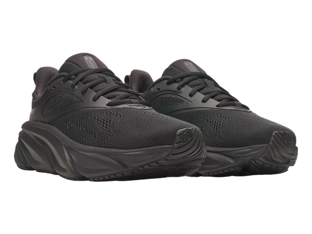 Tenis deportivos Under Armour UA Rogue 6 en color negro para hombre, vista lateral.