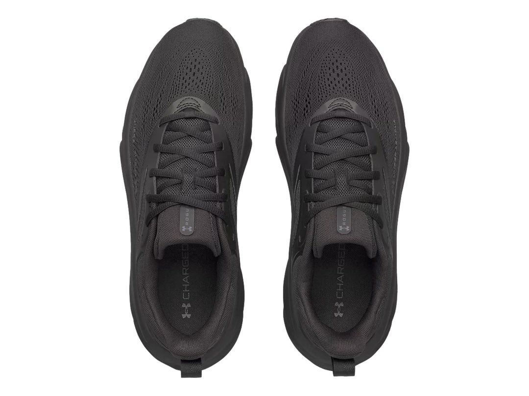 Tenis deportivos Under Armour UA Rogue 6 en color negro para hombre, vista lateral.