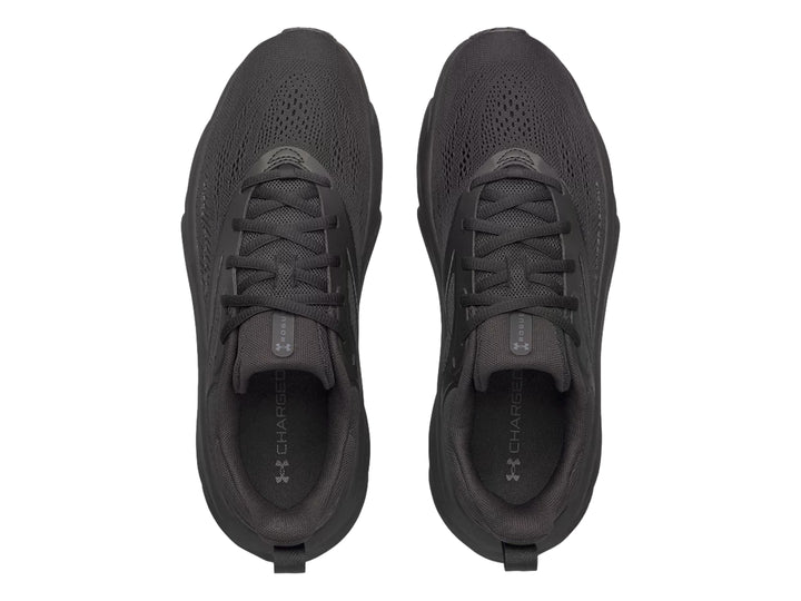 Tenis deportivos Under Armour UA Rogue 6 en color negro para hombre, vista lateral.