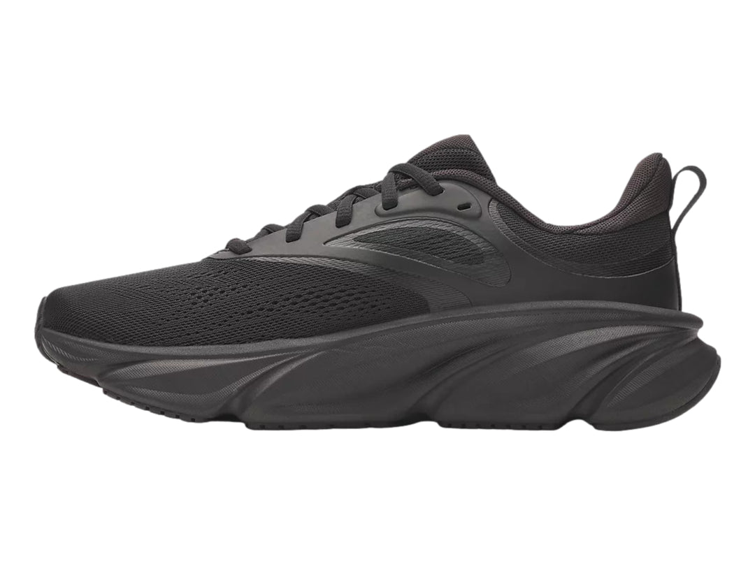 Tenis deportivos Under Armour UA Rogue 6 en color negro para hombre, vista lateral.