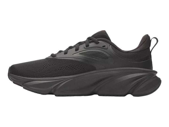 Tenis deportivos Under Armour UA Rogue 6 en color negro para hombre, vista lateral.