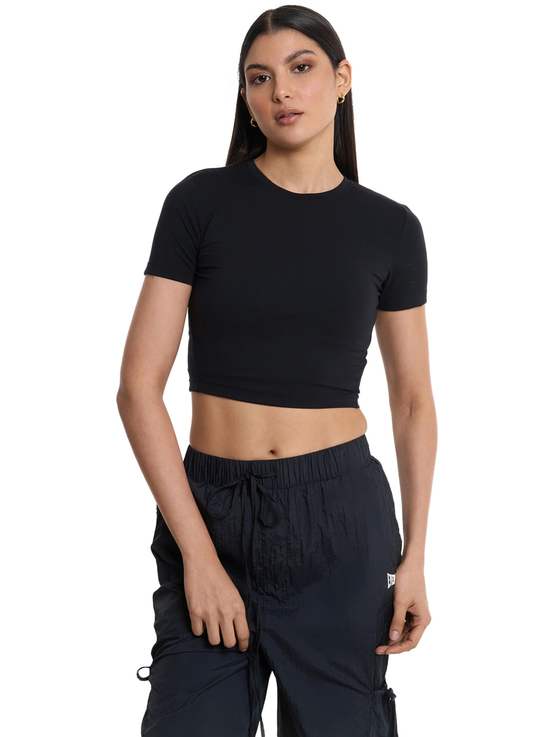 Mujer vistiendo playera deportiva crop top color negro de la marca Everlast.