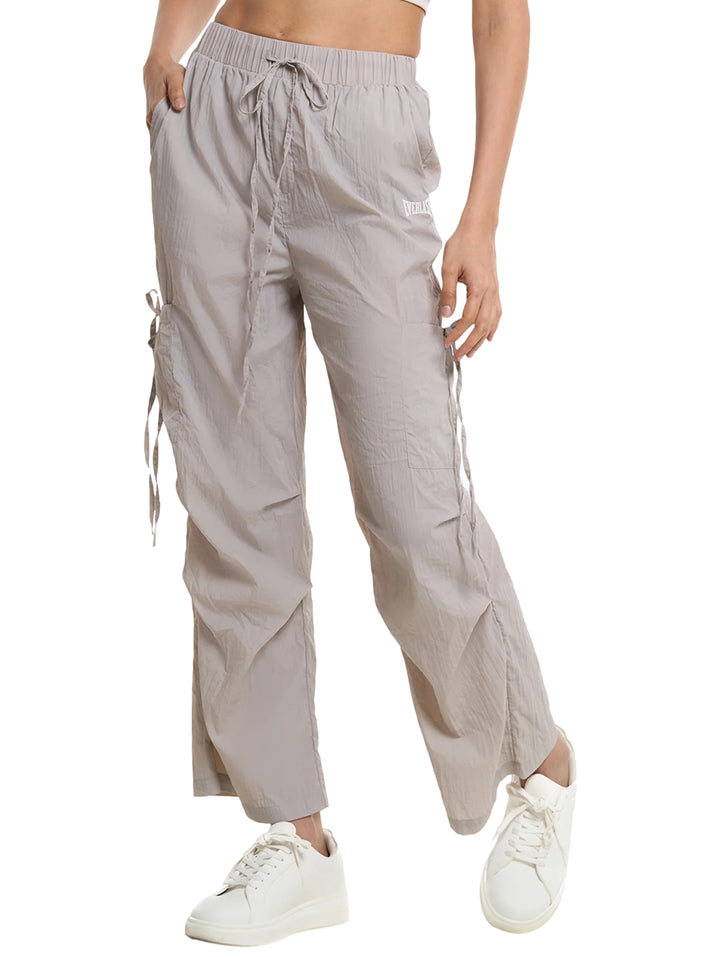 Pantalón deportivo Everlast color gris para mujer, de pierna ancha y cintura elástica con cordón.