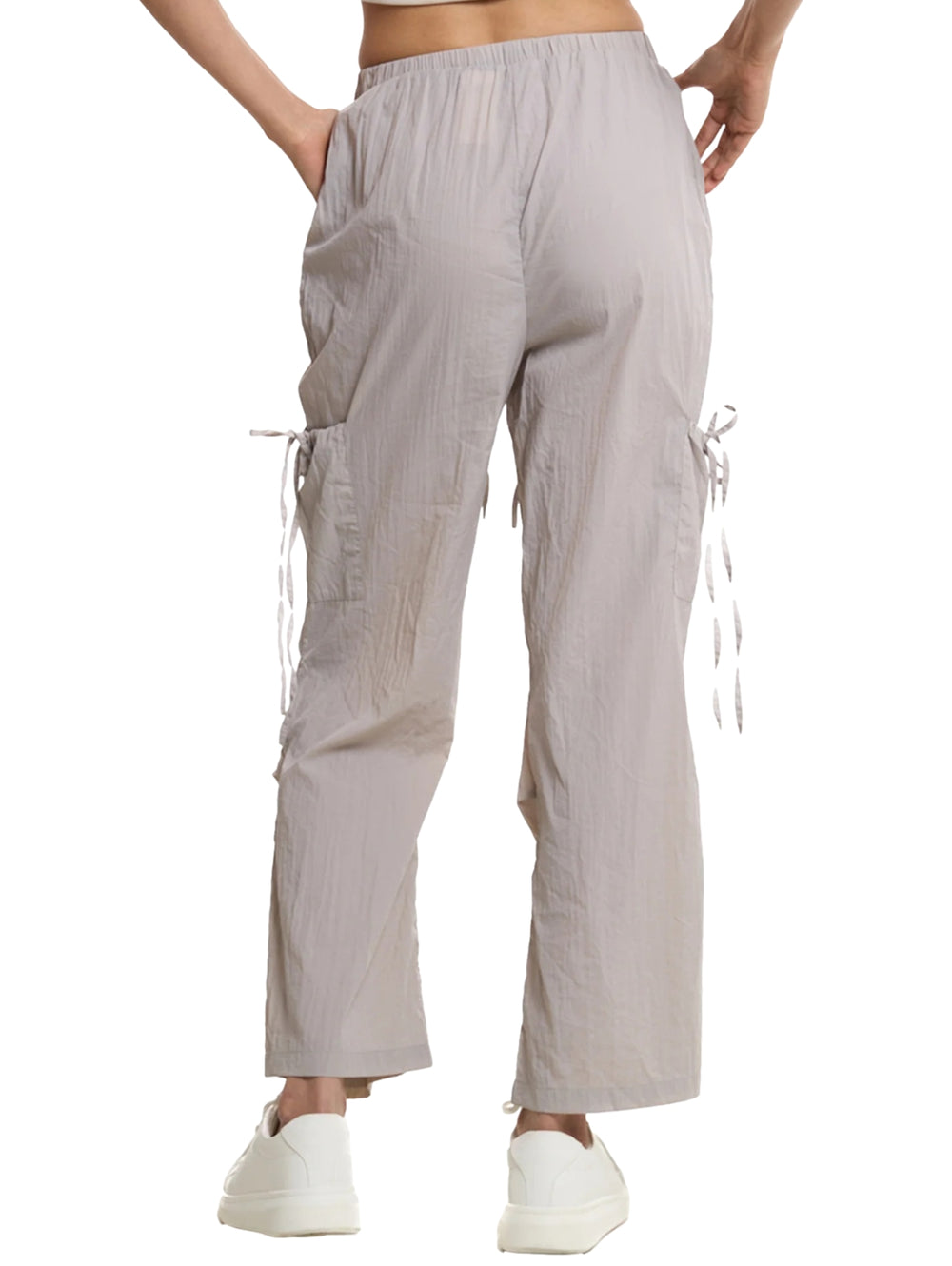 Pantalón deportivo Everlast color gris para mujer, de pierna ancha y cintura elástica con cordón.