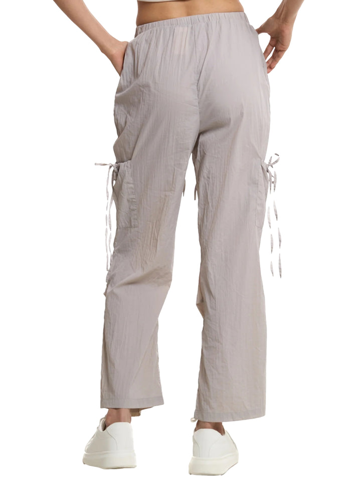 Pantalón deportivo Everlast color gris para mujer, de pierna ancha y cintura elástica con cordón.