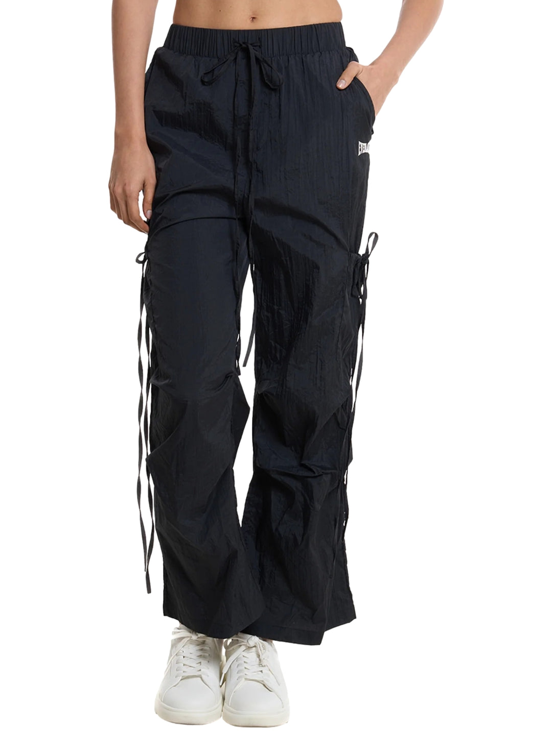 Pantalón deportivo negro Everlast para mujer con detalles de cordones laterales y corte ancho.