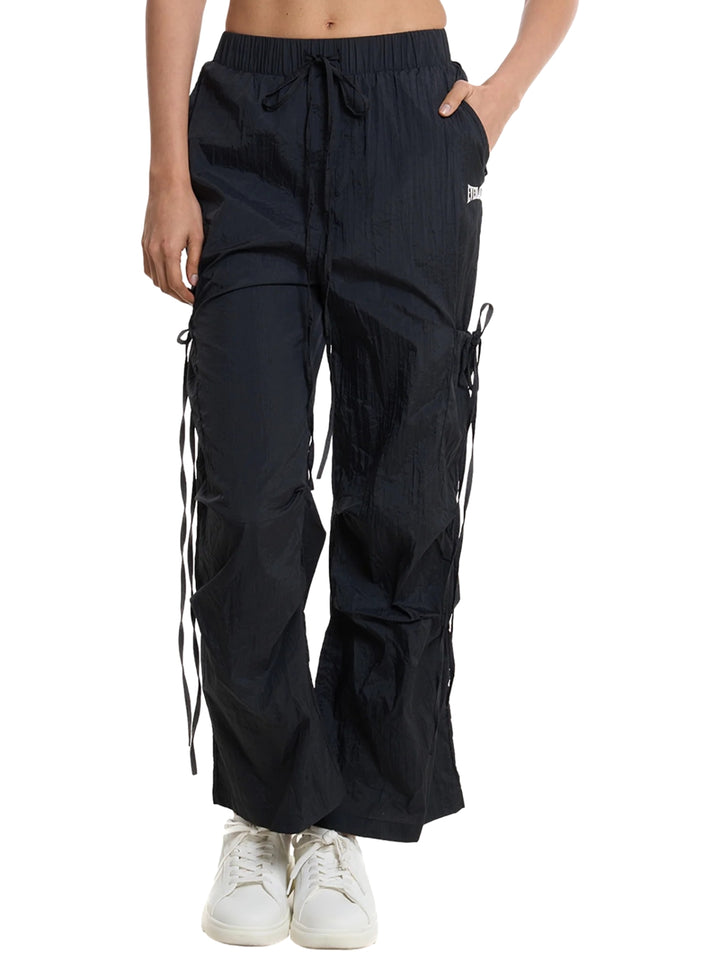 Pantalón deportivo negro Everlast para mujer con detalles de cordones laterales y corte ancho.