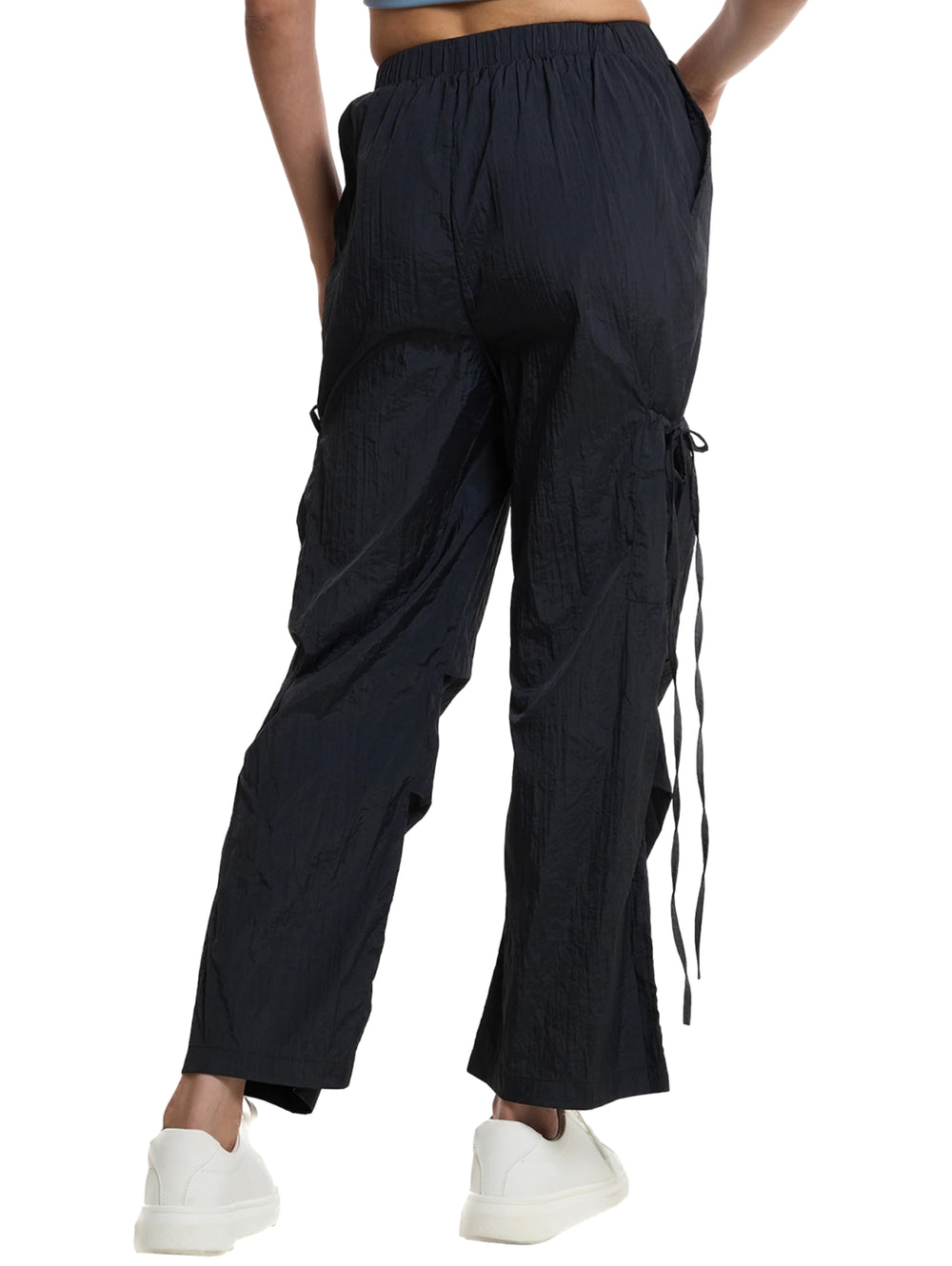 Pantalón deportivo negro Everlast para mujer con detalles de cordones laterales y corte ancho.