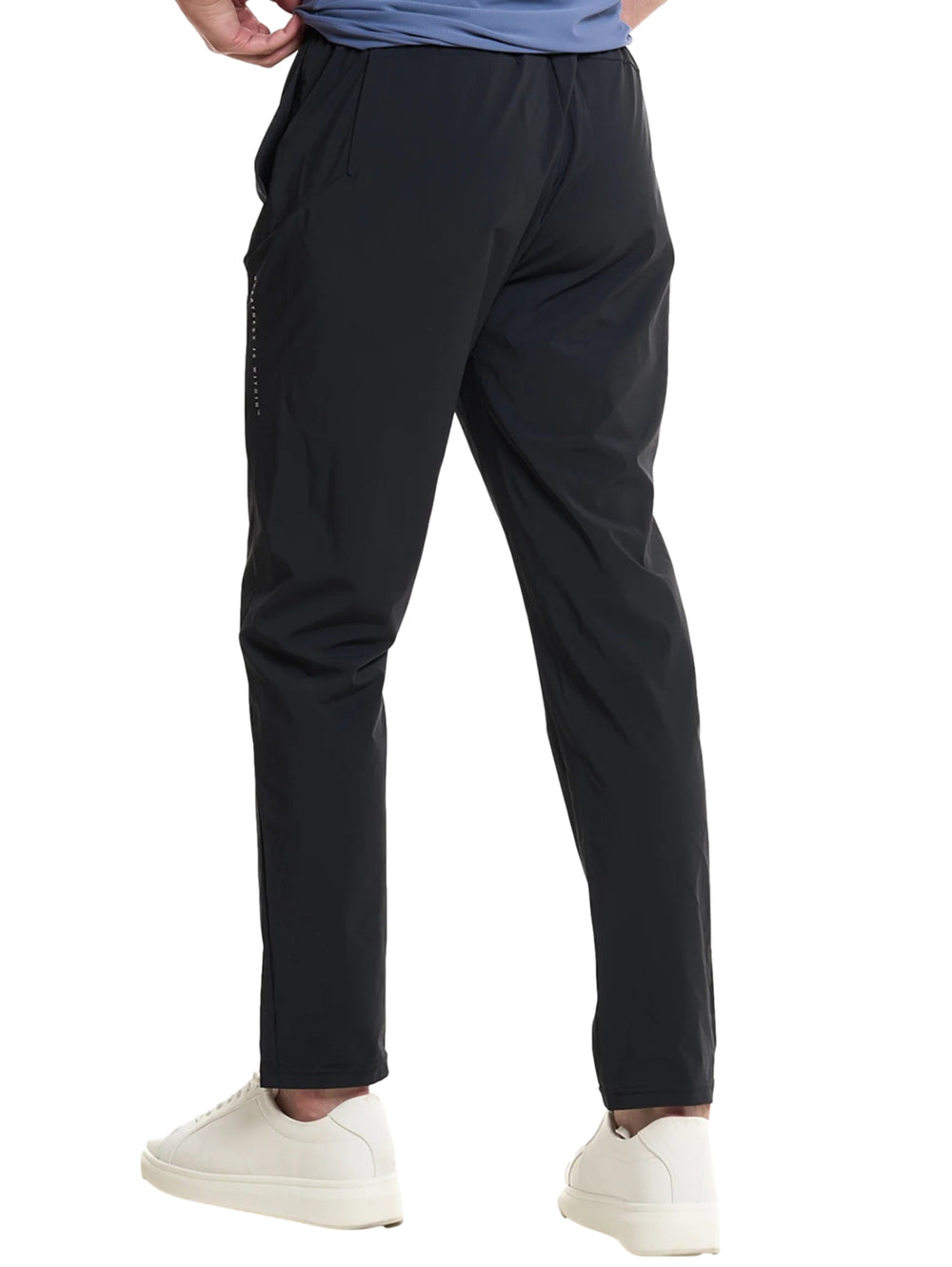 Hombre vistiendo pantalón deportivo negro de Everlast Fitness con calzado blanco.