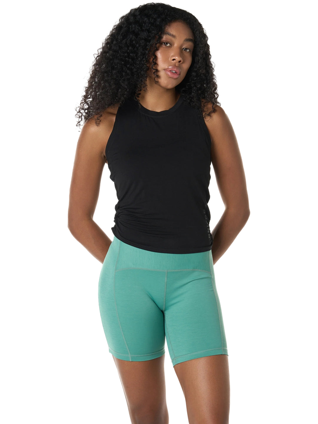 Mujer vistiendo playera deportiva sin mangas color negro.