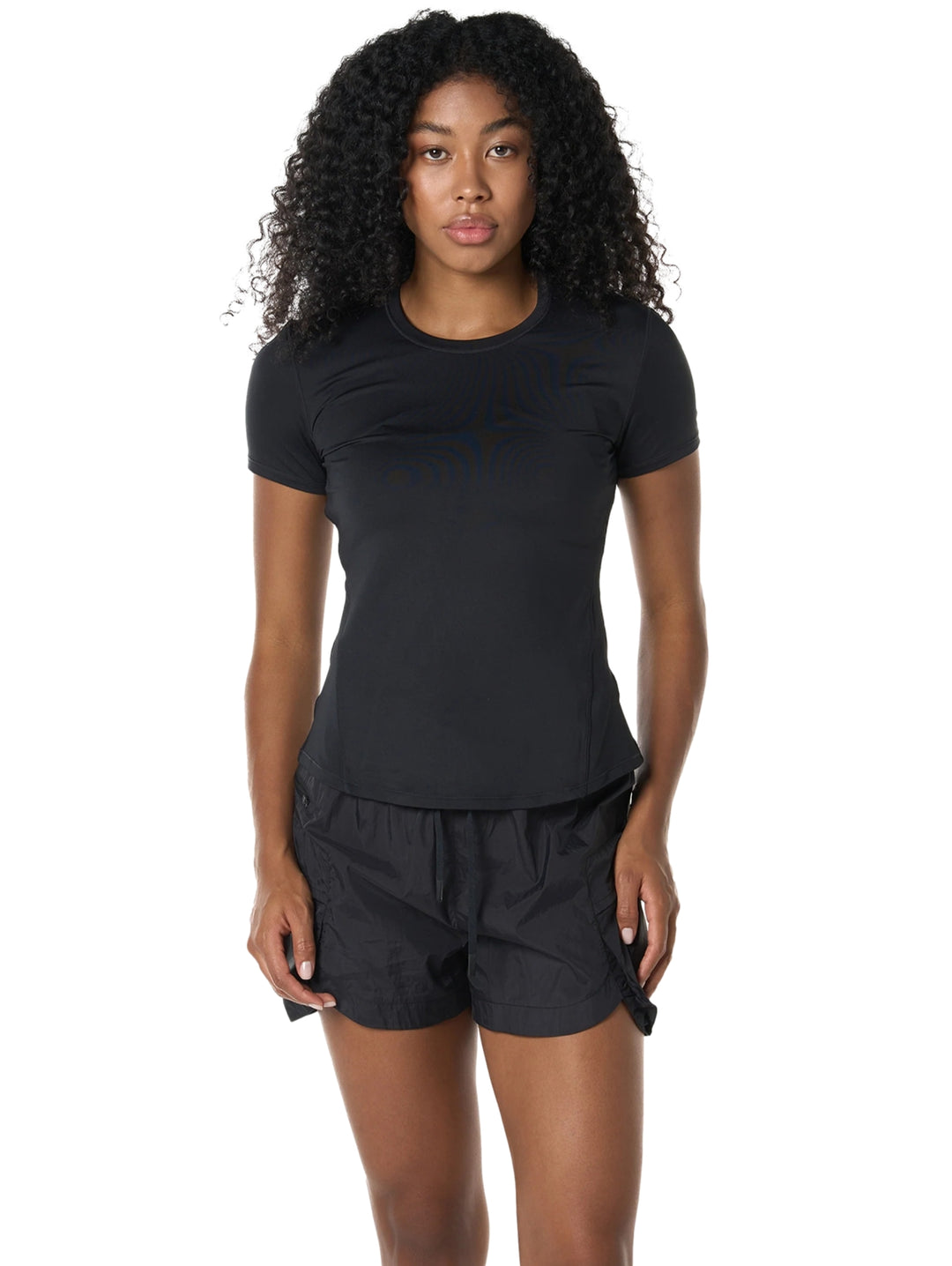 Mujer vistiendo playera deportiva negra de manga corta Everlast Fitness Advanced.