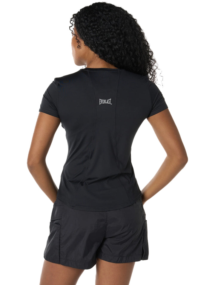 Mujer vistiendo playera deportiva negra de manga corta Everlast Fitness Advanced.