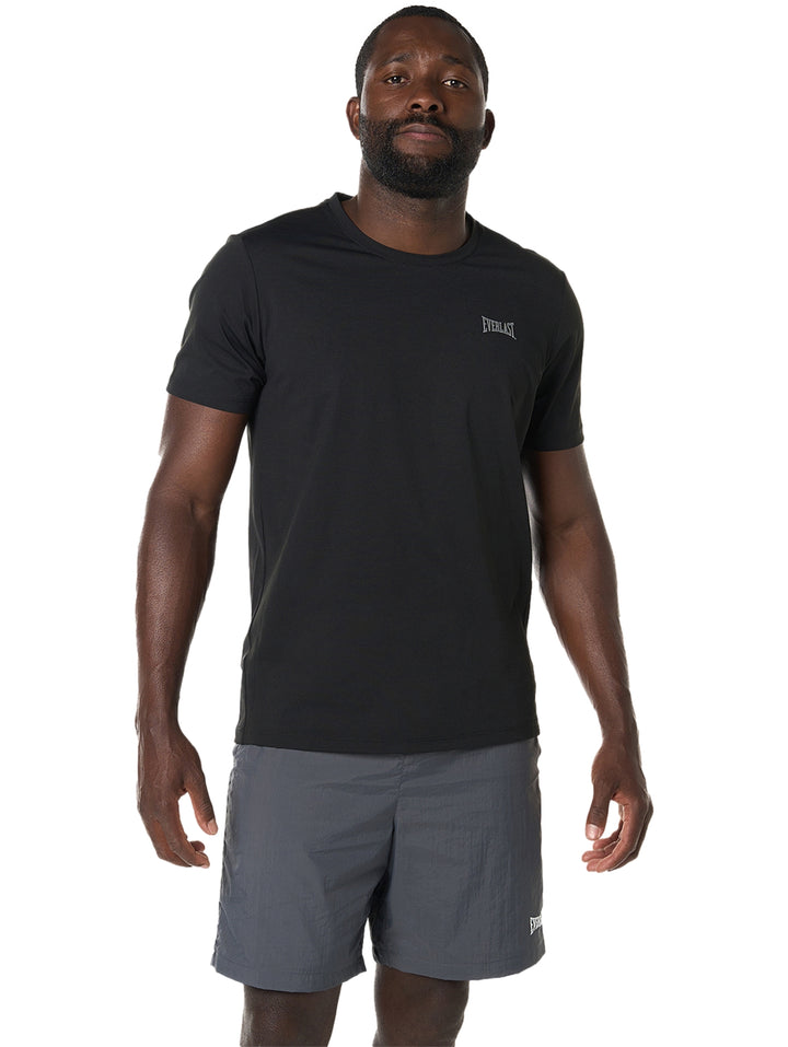 Hombre vistiendo playera deportiva Everlast color negro y shorts grises sobre fondo blanco.