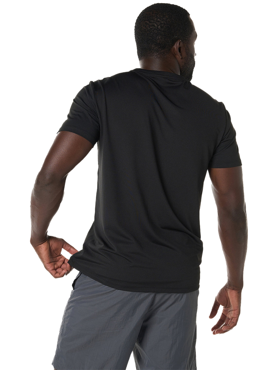 Hombre vistiendo playera deportiva Everlast color negro y shorts grises sobre fondo blanco.