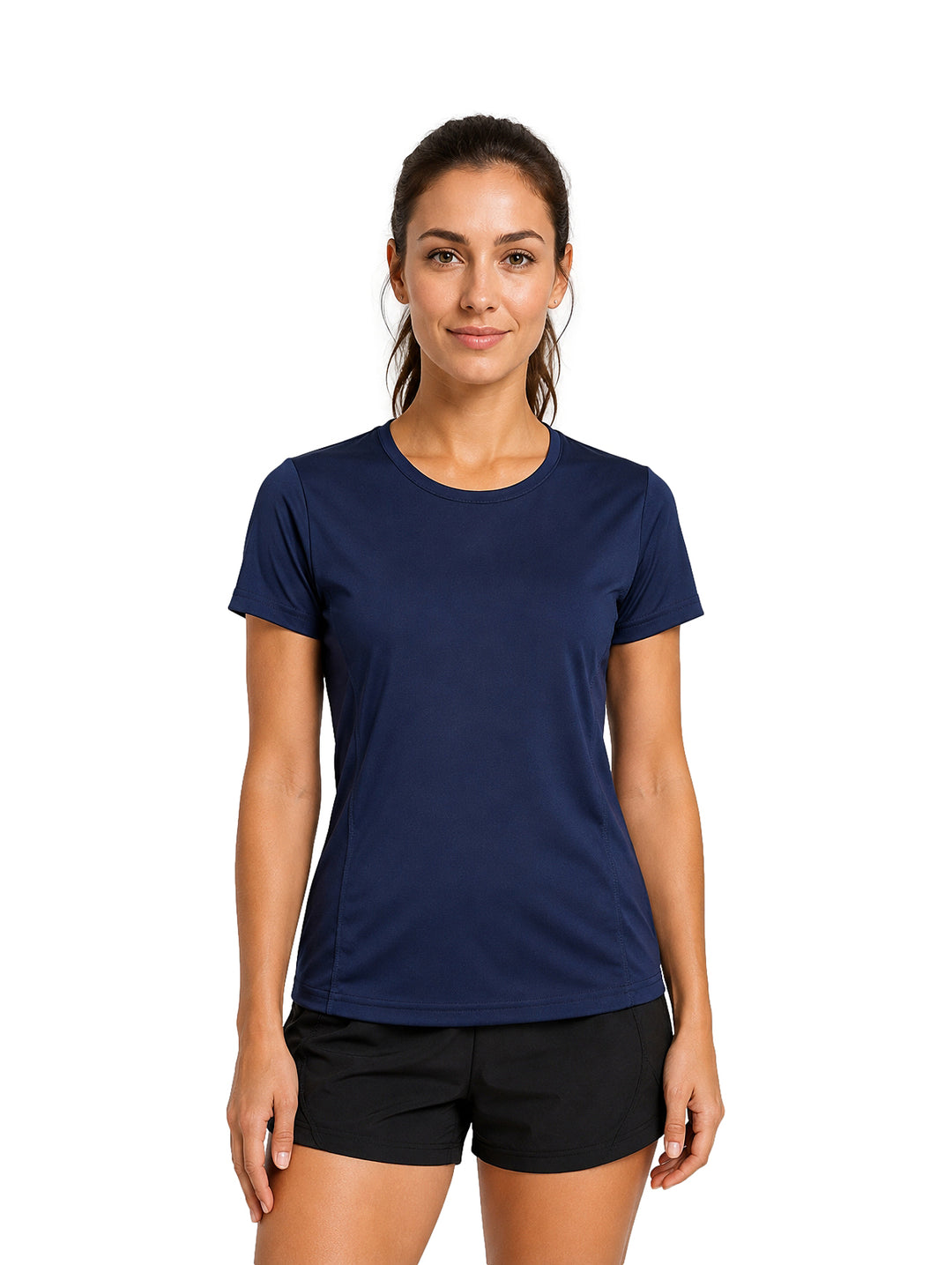 Mujer vistiendo playera deportiva de color azul marino y shorts negros sobre fondo blanco.