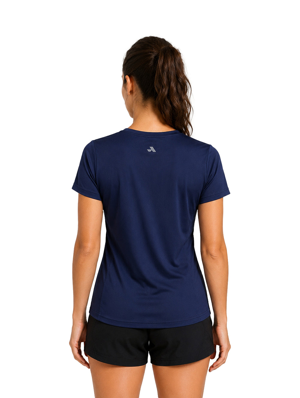Mujer vistiendo playera deportiva de color azul marino y shorts negros sobre fondo blanco.