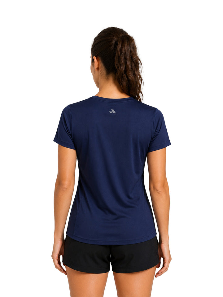 Mujer vistiendo playera deportiva de color azul marino y shorts negros sobre fondo blanco.