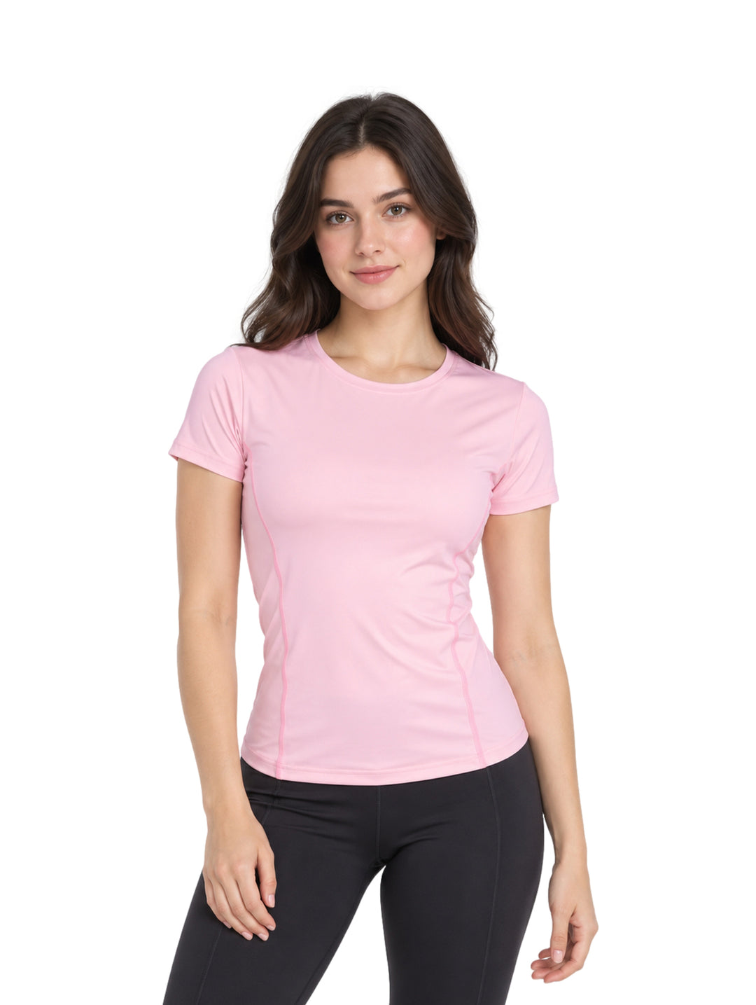 Mujer vistiendo una playera deportiva de color rosa claro de manga corta y corte ajustado.