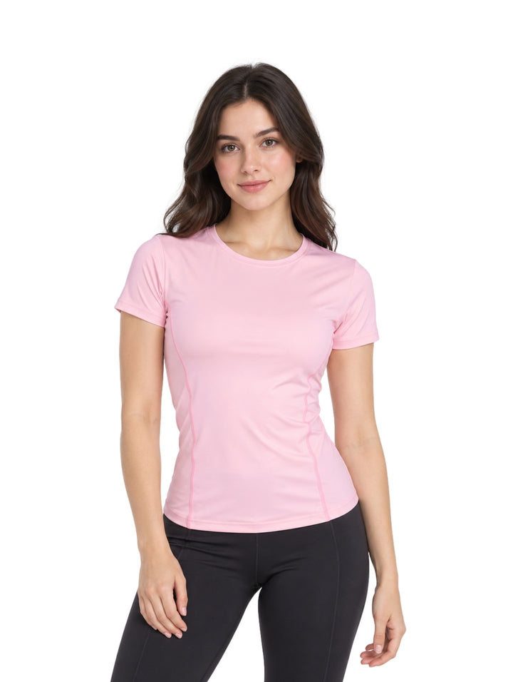 Mujer vistiendo una playera deportiva de color rosa claro de manga corta y corte ajustado.