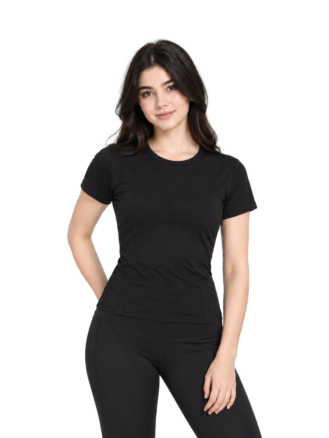 Mujer vistiendo una playera deportiva de color negro de manga corta y cuello redondo.