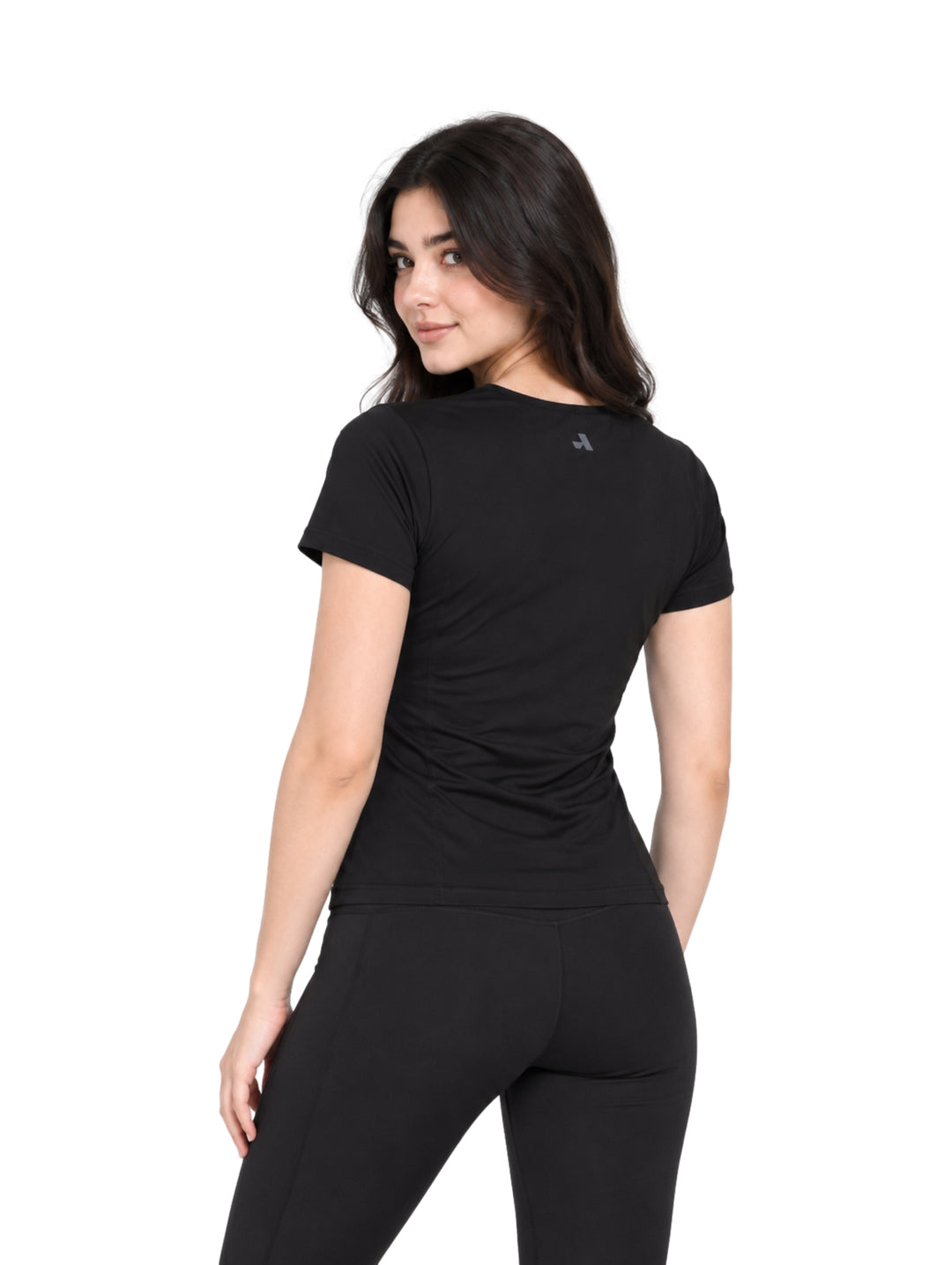 Mujer vistiendo una playera deportiva de color negro de manga corta y cuello redondo.