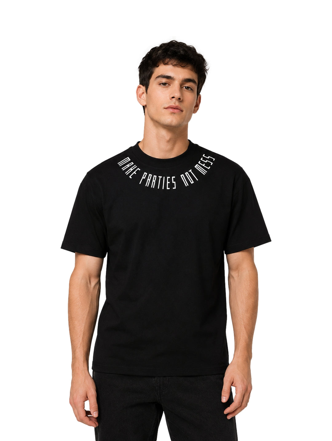 Hombre vistiendo una playera negra de manga corta con texto blanco en el cuello.