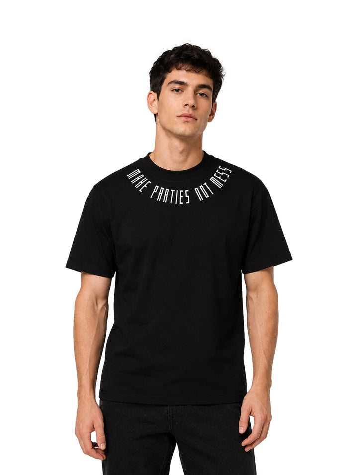 Hombre vistiendo una playera negra de manga corta con texto blanco en el cuello.