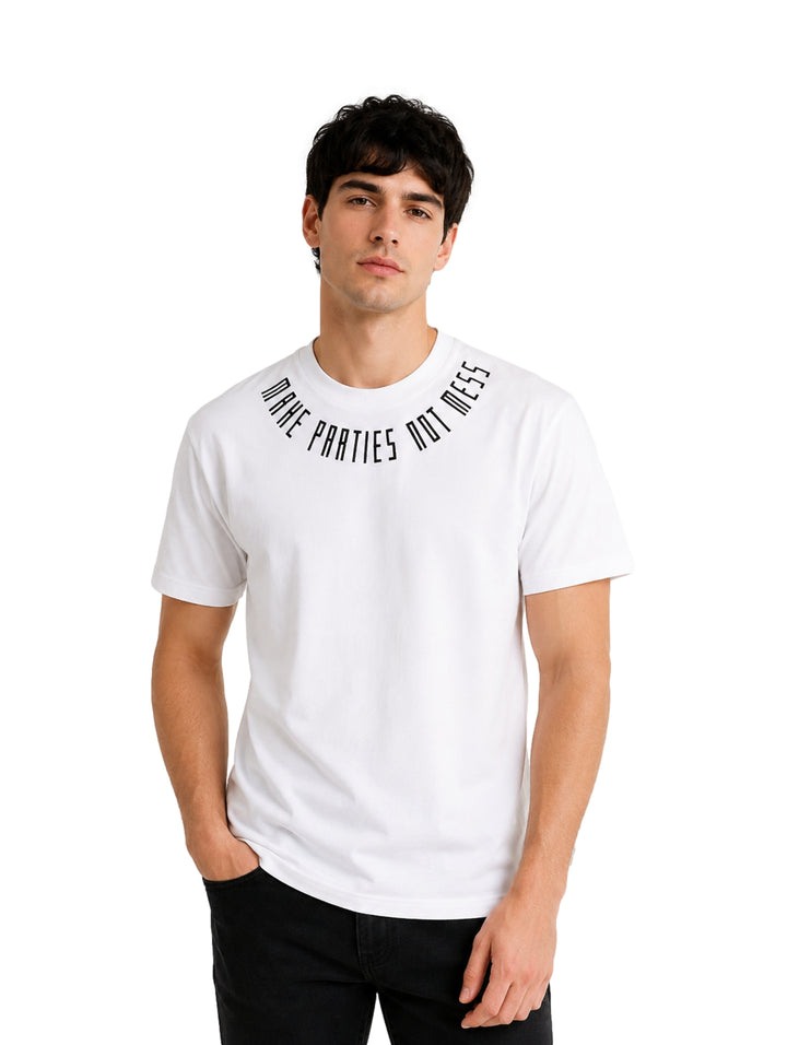 Hombre vistiendo una playera blanca de manga corta con texto negro en el cuello.