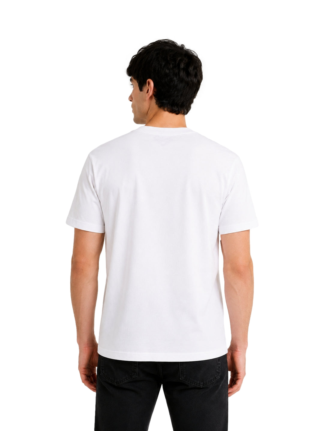 Hombre vistiendo una playera blanca de manga corta con texto negro en el cuello.