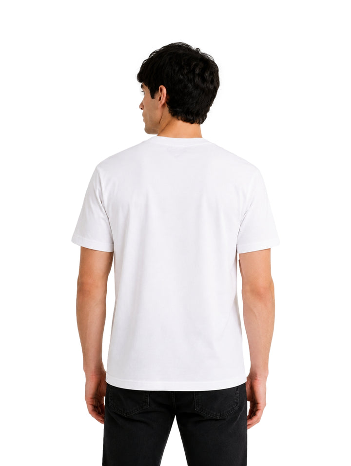 Hombre vistiendo una playera blanca de manga corta con texto negro en el cuello.
