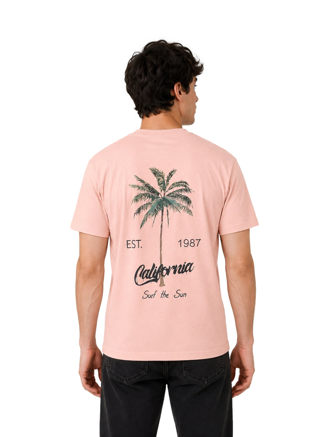 Hombre vistiendo playera de color rosa con estampado pequeño en el pecho.