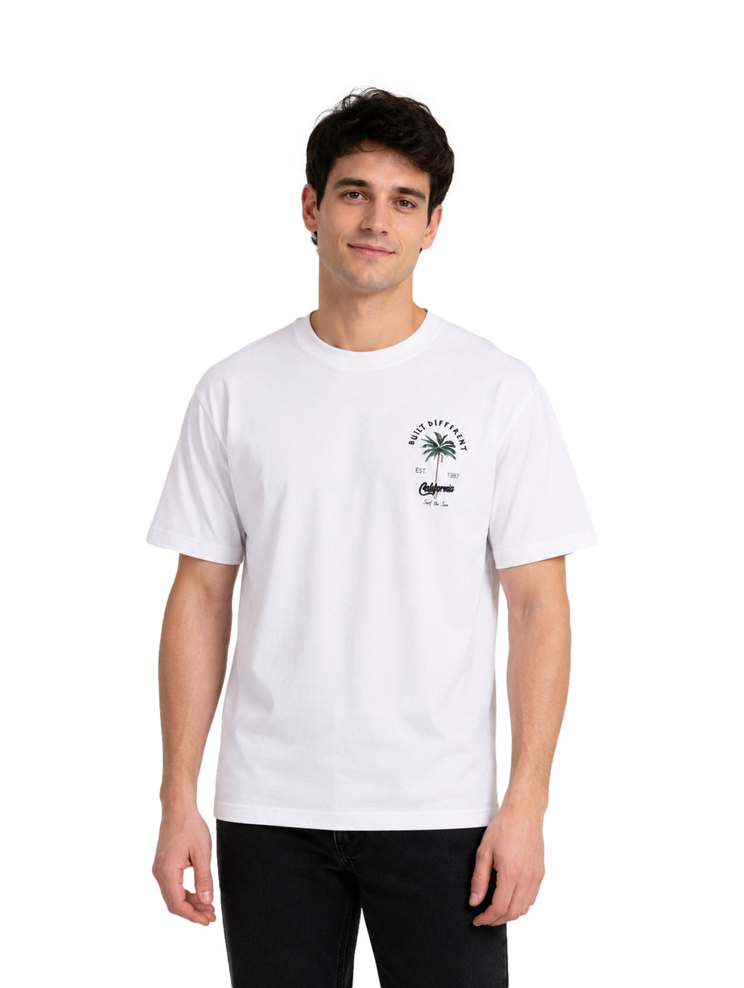 Hombre vistiendo playera blanca de manga corta con estampado pequeño en el pecho.