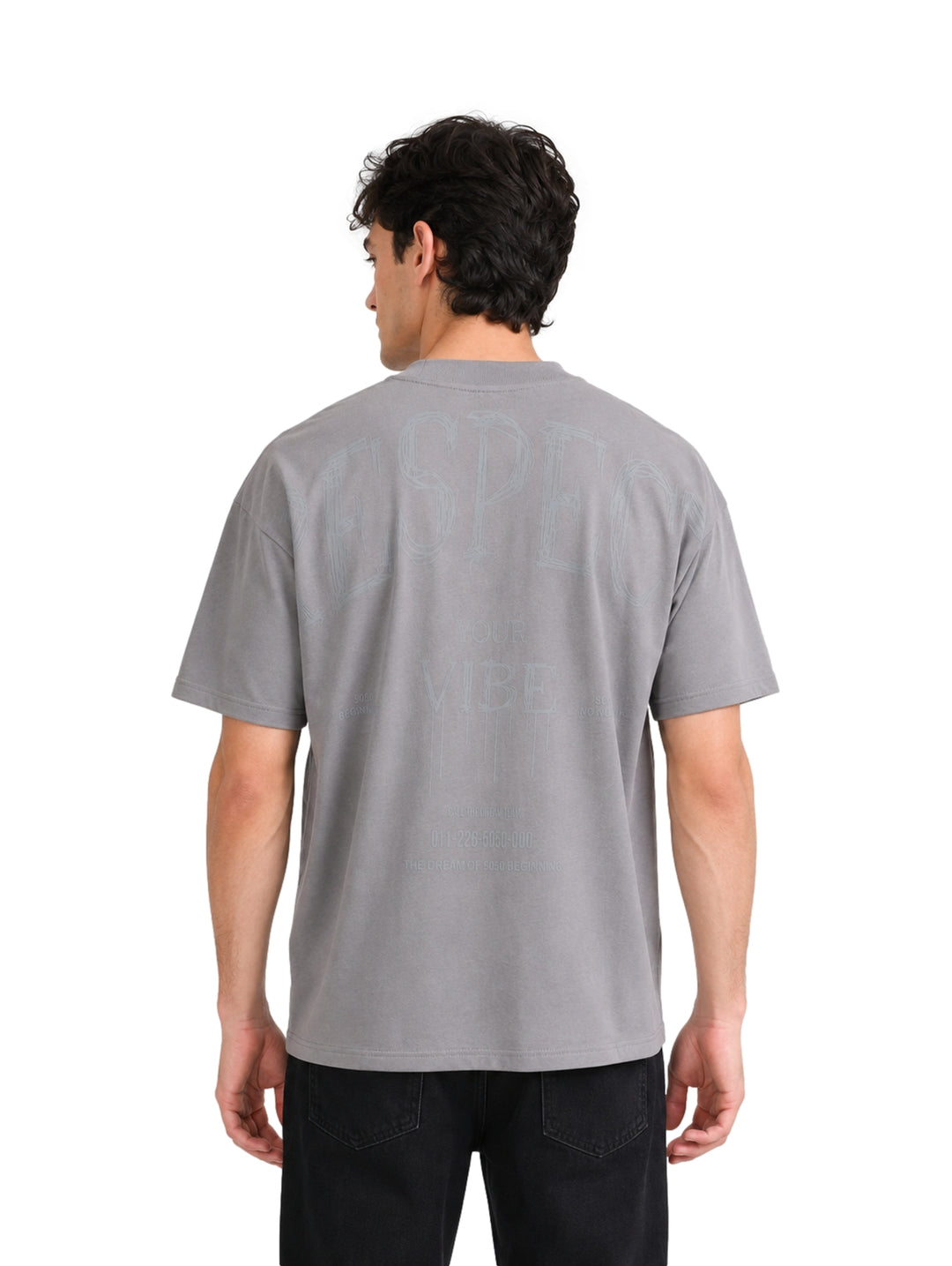 Hombre vistiendo una playera color gris de manga corta y cuello redondo.