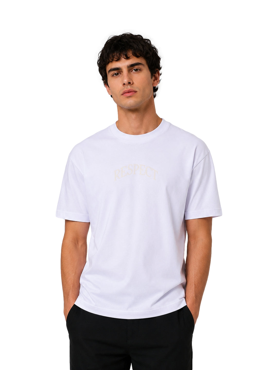 Hombre vistiendo una playera blanca de manga corta con la palabra RESPECT en el pecho.