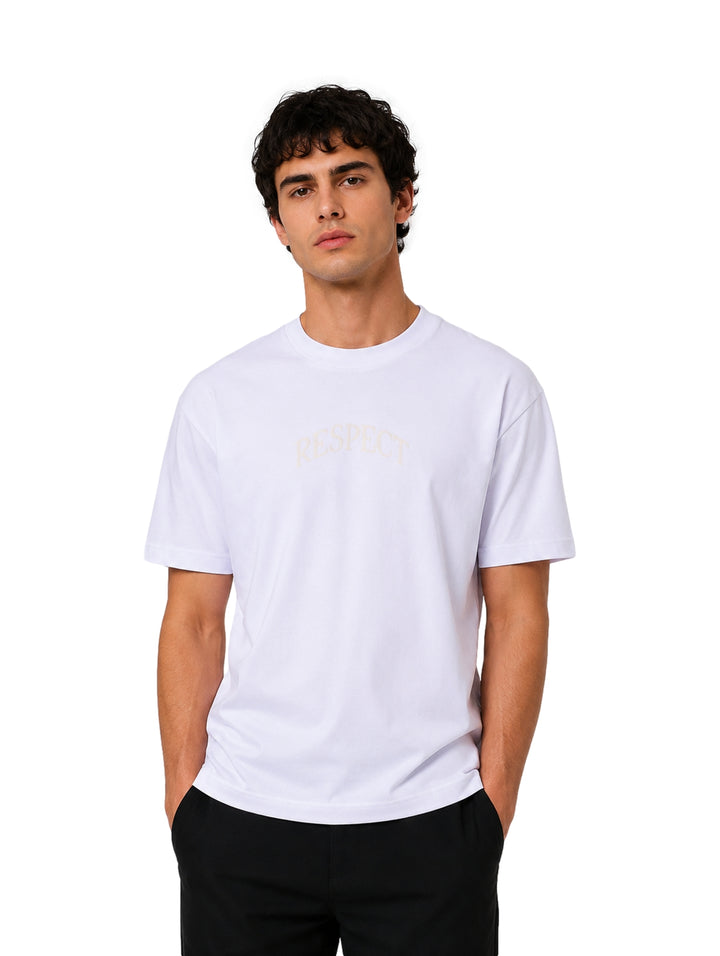 Hombre vistiendo una playera blanca de manga corta con la palabra RESPECT en el pecho.