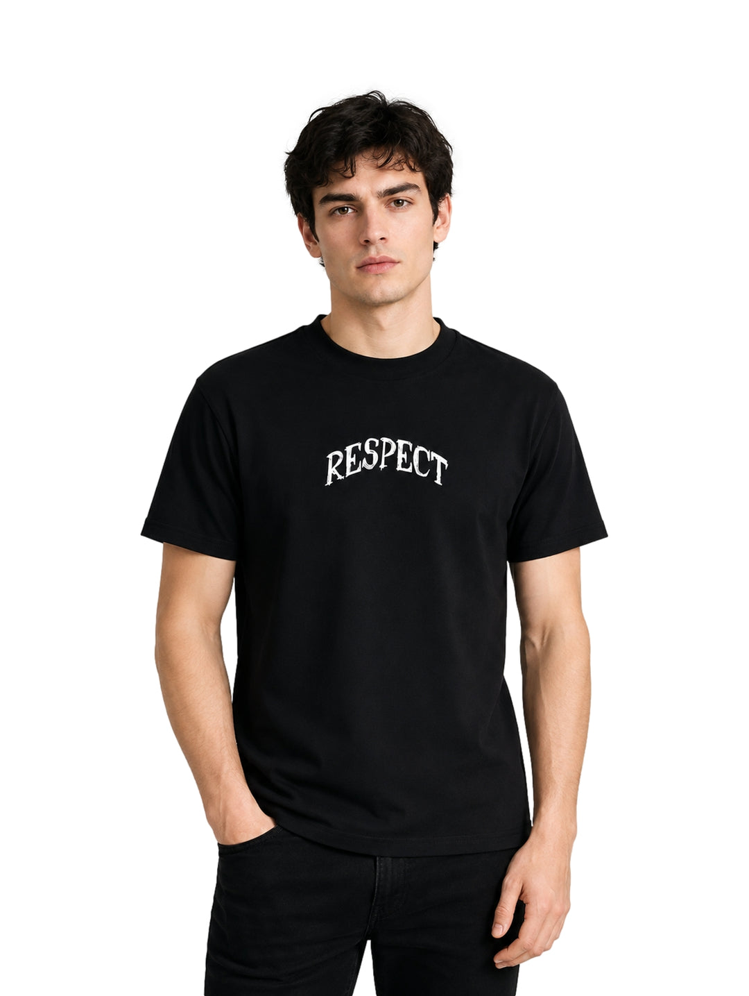 Hombre vistiendo playera negra de manga corta con la palabra RESPECT en letras blancas en el pecho.