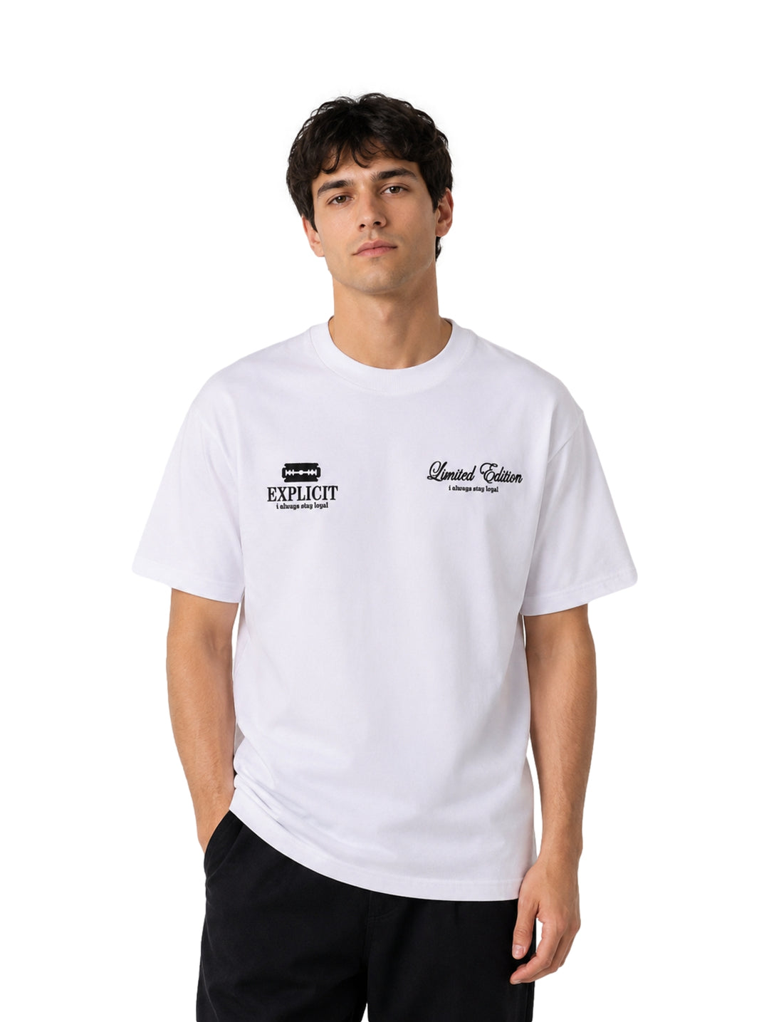 Hombre vistiendo una playera blanca de manga corta con estampados negros en el pecho.