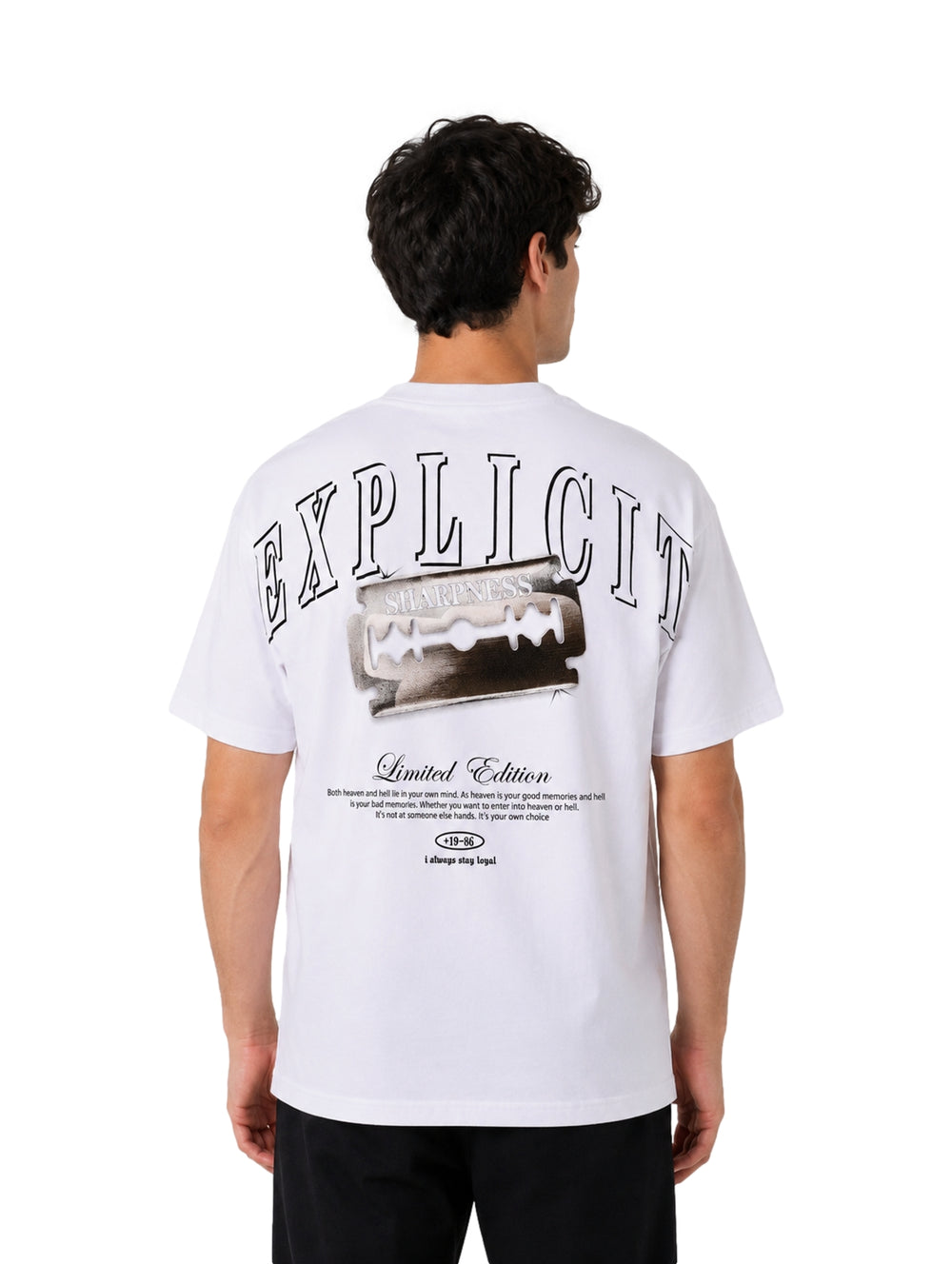 Hombre vistiendo una playera blanca de manga corta con estampados negros en el pecho.